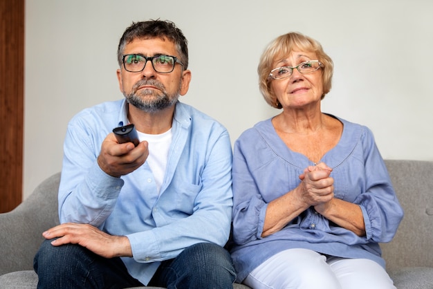 Foto gratuita persone che guardano le notizie in tv