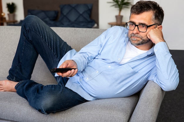 Foto gratuita persone che guardano le notizie in tv