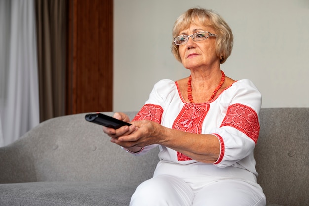 Foto gratuita persone che guardano le notizie in tv