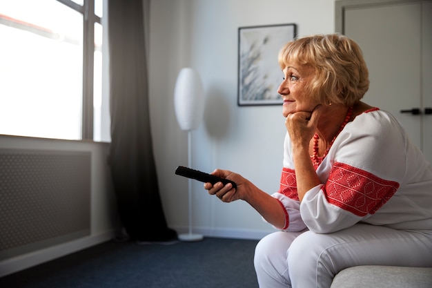 Foto gratuita persone che guardano le notizie in tv