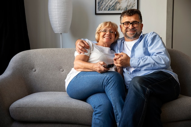 Foto gratuita persone che guardano le notizie in tv