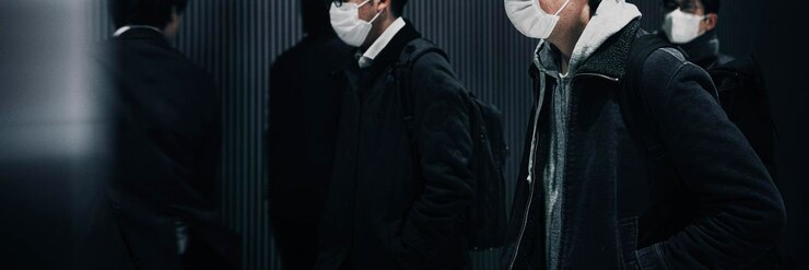 무료 Photo 일본 사회 배너에서 코로나바이러스 전염병 동안 공개적으로 얼굴 마스크를 쓴 사람들