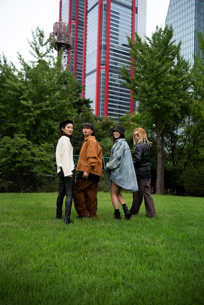 Бесплатное фото Люди, носящие эстетичную k-pop одежду