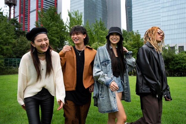 Люди, носящие эстетичную k-pop одежду