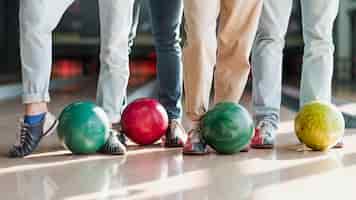 Foto gratuita persone con palle da bowling colorate
