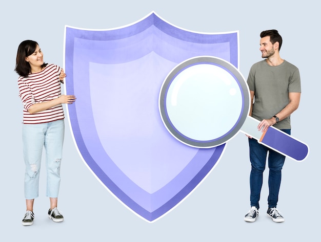 Foto gratuita persone con icone nel tema della sicurezza