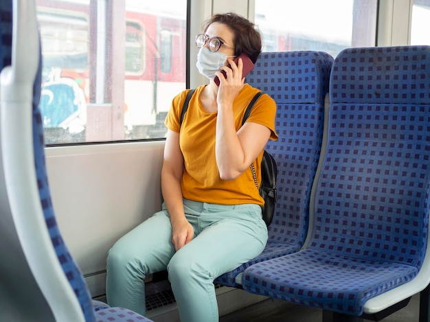 Foto gratuita le persone con il concetto di allontanamento sociale