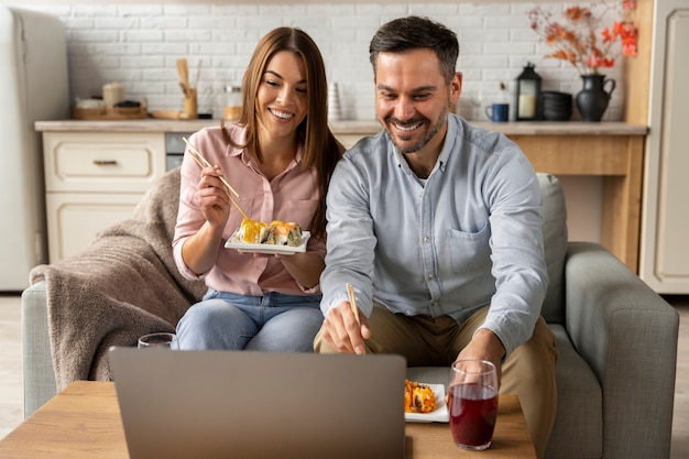 Foto gratuita persone con vista frontale dell'ordine di sushi