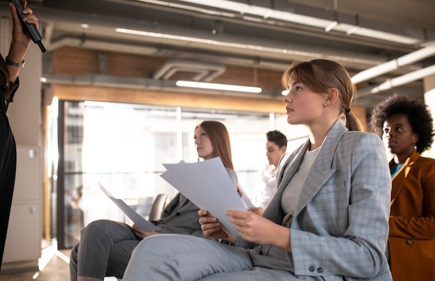 Foto gratuita persone al lavoro che incontrano un colpo medio