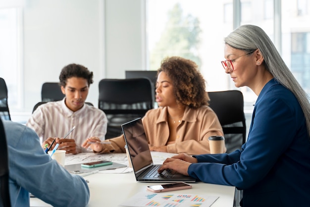 Foto gratuita persone che lavorano come una società di squadra