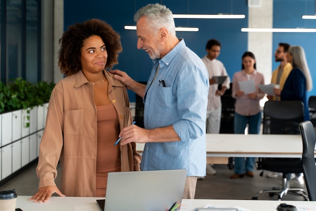 Foto gratuita persone che lavorano come una società di squadra