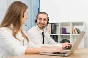 Foto gratuita persone che lavorano in call center