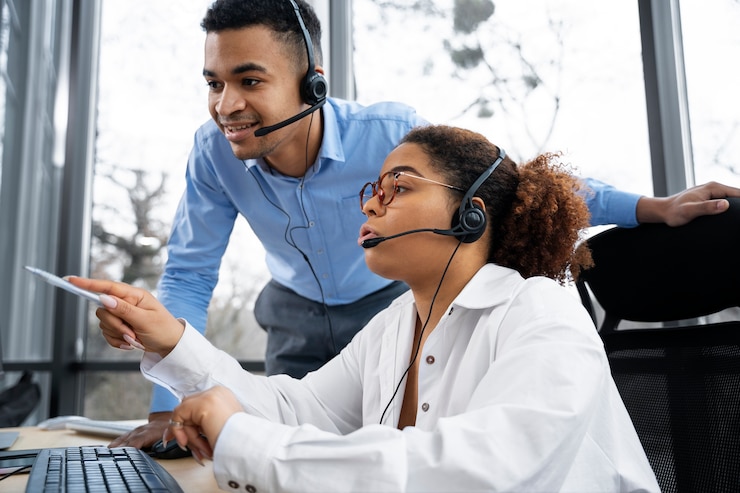 Free Photo people working in call center