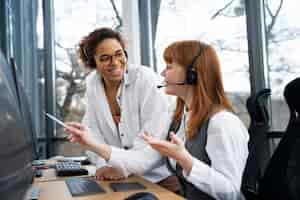 Foto gratuita persone che lavorano nel call center