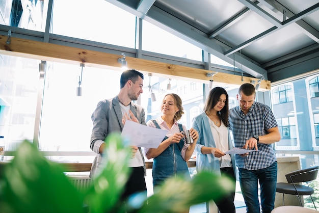 Le persone che lavorano durante la pausa