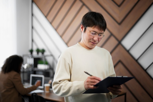 우아하고 아늑한 사무실 공간에서 일하는 사람들