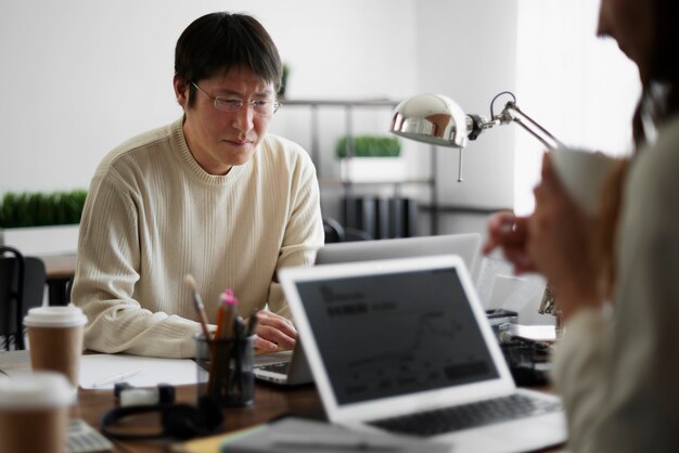 우아하고 아늑한 사무실 공간에서 일하는 사람들