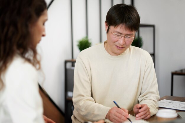 우아하고 아늑한 사무실 공간에서 일하는 사람들