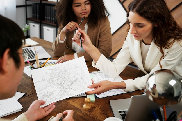 Foto gratuita persone che lavorano in uno spazio ufficio elegante e accogliente