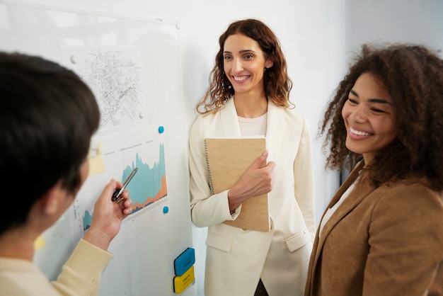 Free photo people working in elegant and cozy office space