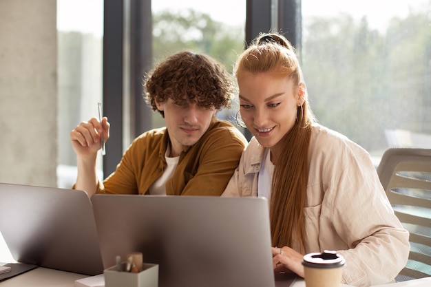 Persone che lavorano su computer portatili di medie dimensioni