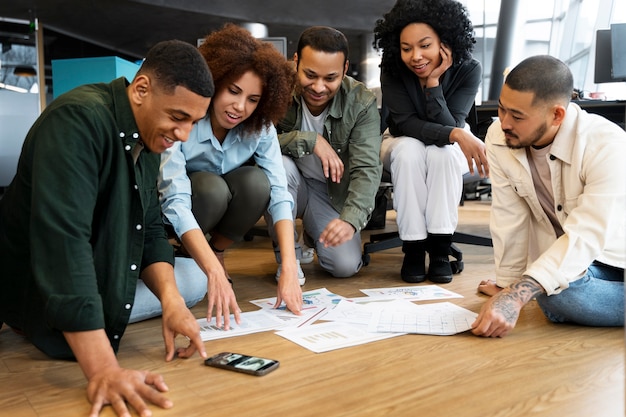 Foto gratuita persone che lavorano in un'agenzia di marketing