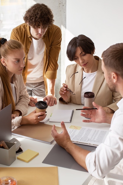 Persone che lavorano in vista laterale dell'ufficio