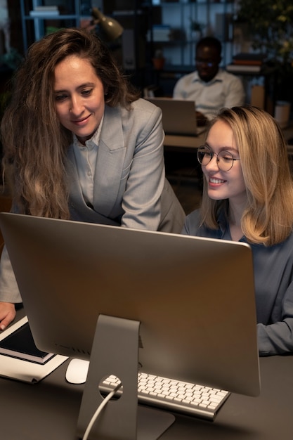 Persone che lavorano in ufficio