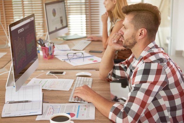 Foto gratuita persone che lavorano in ufficio