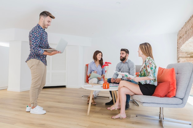 Foto gratuita persone che lavorano in squadra