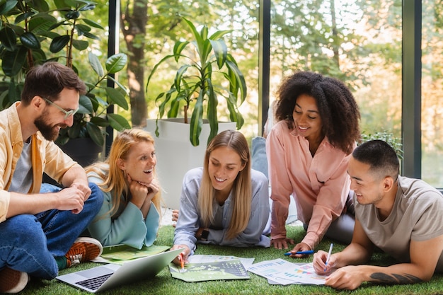 Foto gratuita persone che lavorano insieme in un marchio tecnologico