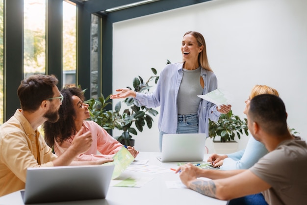 Foto gratuita persone che lavorano insieme in un marchio tecnologico