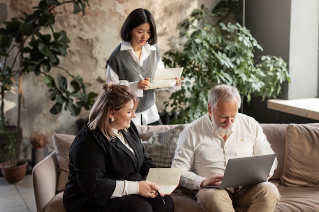 Persone che lavorano nel loro ufficio