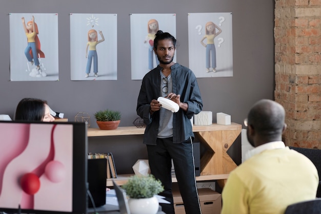 Foto gratuita persone che lavorano insieme in uno studio di animazione