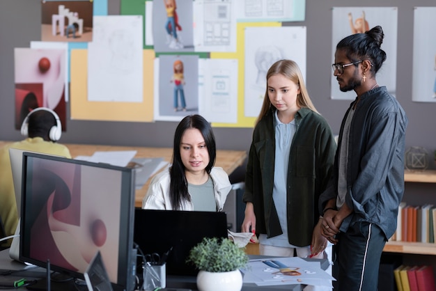 Persone che lavorano insieme in uno studio di animazione