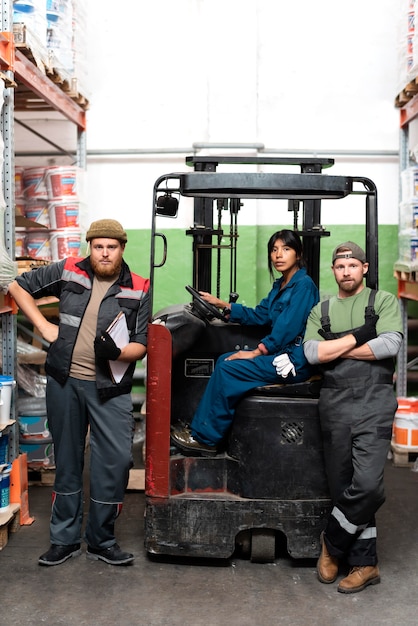Бесплатное фото Люди, работающие вместе на складе