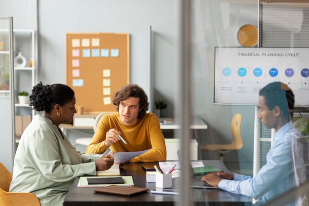 Foto gratuita persone che lavorano insieme colpo medio