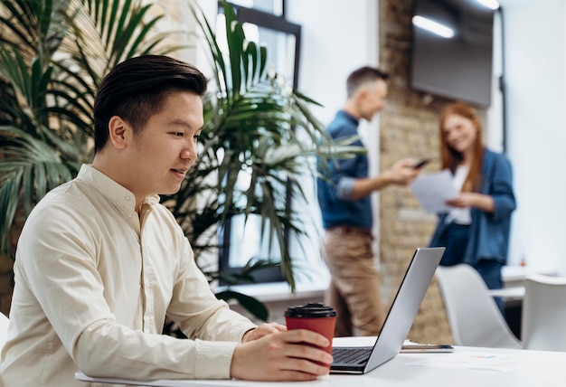 Foto gratuita persone che lavorano insieme in ufficio