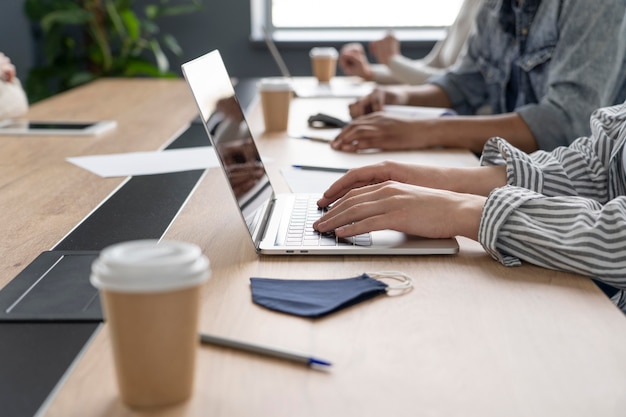 Foto gratuita persone che lavorano rispettando il vincolo di allontanamento sociale