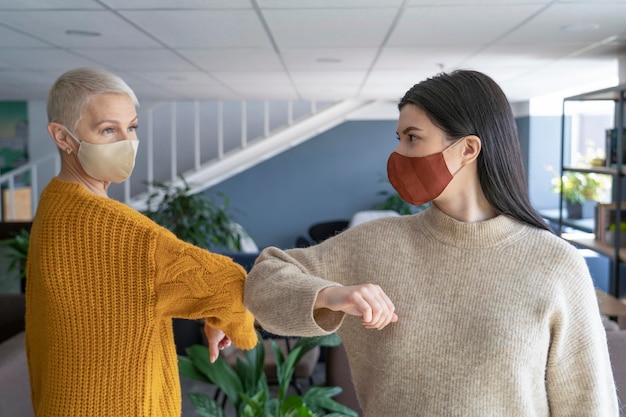 Foto gratuita persone nello spazio di lavoro che si allontanano sociale