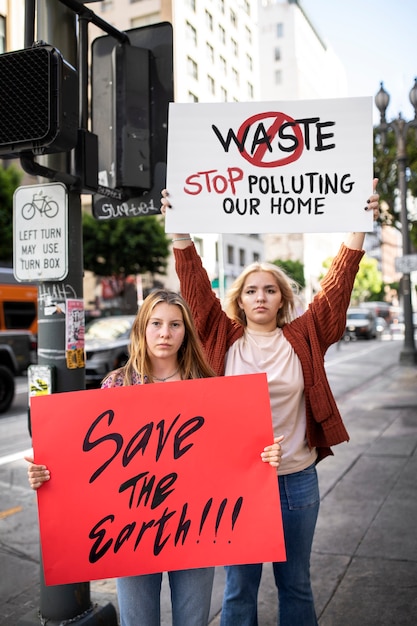 Le persone a una giornata mondiale dell'ambiente protestano all'aperto con cartelli