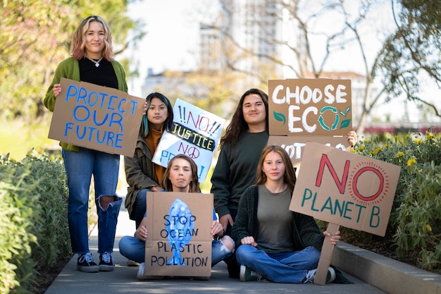 Люди во Всемирный день окружающей среды протестуют с плакатами