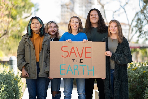 Foto gratuita le persone a una giornata mondiale dell'ambiente protestano con cartelli