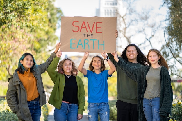 Foto gratuita le persone a una giornata mondiale dell'ambiente protestano con cartelli