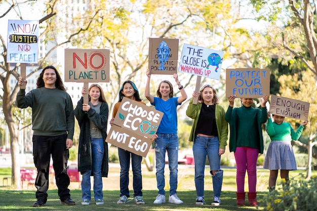 Foto gratuita le persone a una giornata mondiale dell'ambiente protestano con cartelli