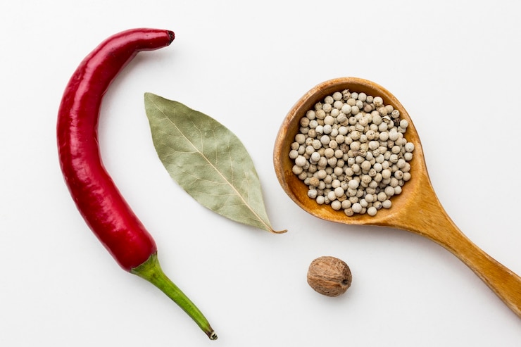 Free Photo pepped seed and bay leaf