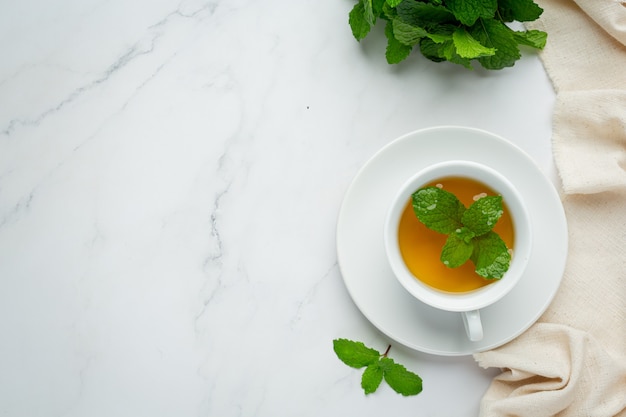 Foto gratuita tè alla menta in vetro pronto da bere