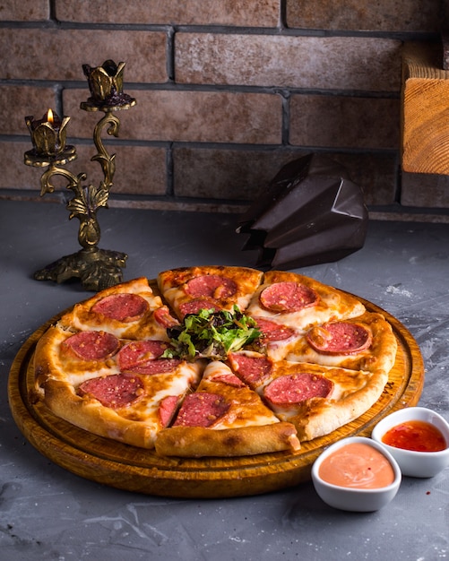 テーブルの上のペパロニのピザ