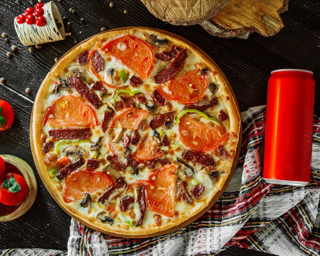 Free photo pepperoni pizza topped with tomato slices, pepper and mushroom