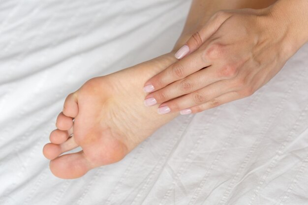 Идеальные и красивые ножки женщины на кровати